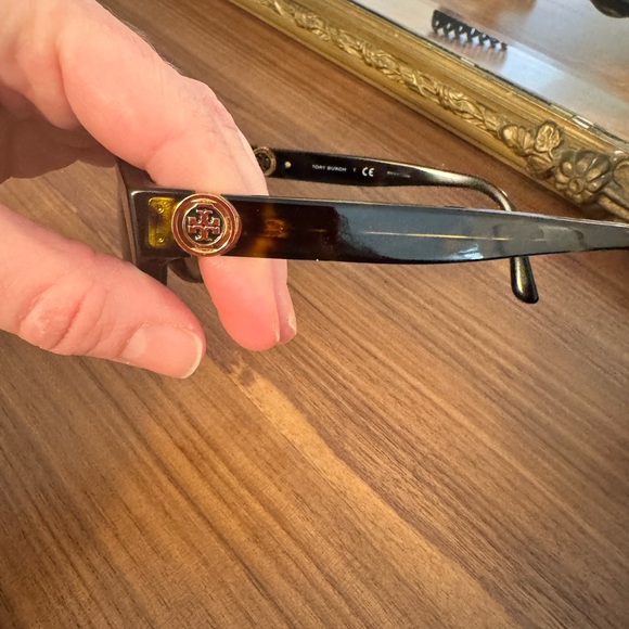Tory Burch Tortoise sunglasses. Round. - Picture 3 of 4